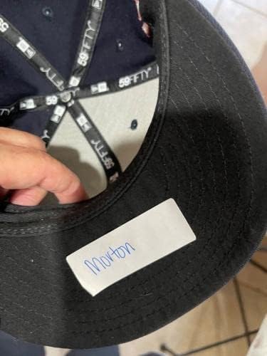 Чарли Мортън 7/4/2021 Използва Бейзболна шапка с подпис -Холограма MLB Година WS, които МОРТЪН е ПОДАДЕНА -