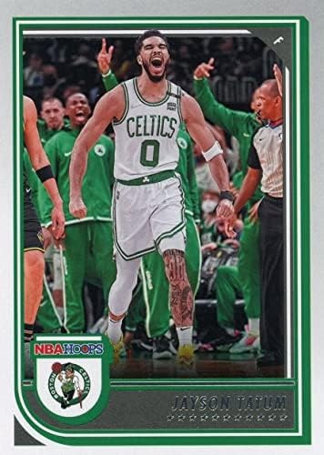 Джейсън Тейтъм 2022 2023 Баскетболно поредица Hoops Mint Card 1, на която той е изобразен в бяла тениска Бостън