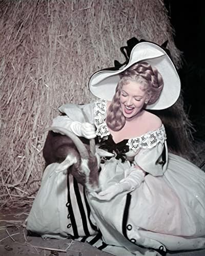 Рекламна фотография Линда Дарнел, кърмещи коза в стар костюм, 1940-те години, фотография 8x10